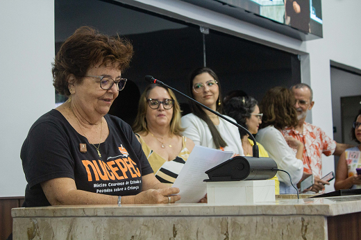 Imagem: Professora Ângela Pinheiro falando na tribuna da Câmara Municipal de Fortaleza (Foto: Gladson Caldas/UFC)