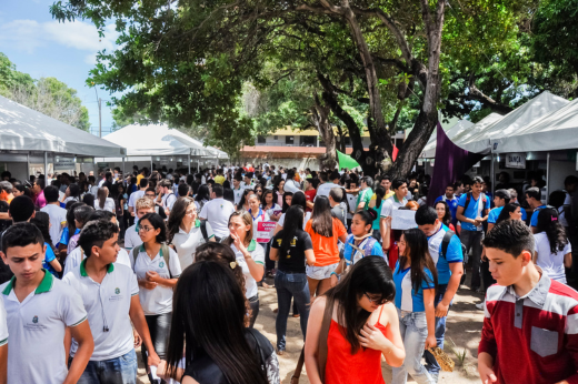 Imagem: Foto do público visitante da Feira das Profissões 