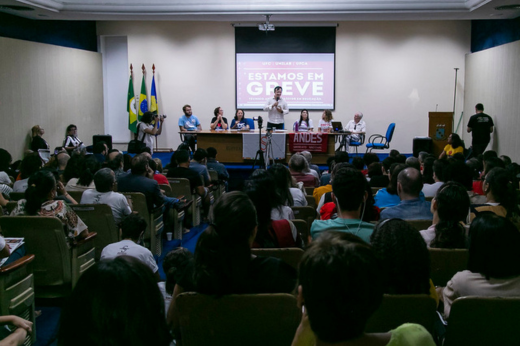 Imagem: Reunião do reitor Custódio com o comando de greve dos servidores técnico-administrativos