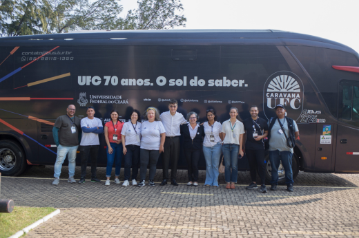 Imagem: Foto posada da comitiva da UFC na frente do ônibus da Caravana UFC