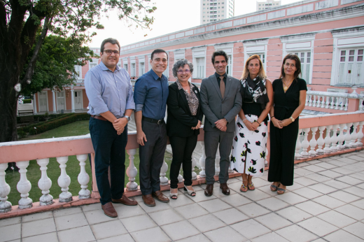 Imagem: Foto posada da vice-reitora Diana Azevedo com os convidados do Instituto Politécnico de Leiria no terraço da Reitoria da UFC