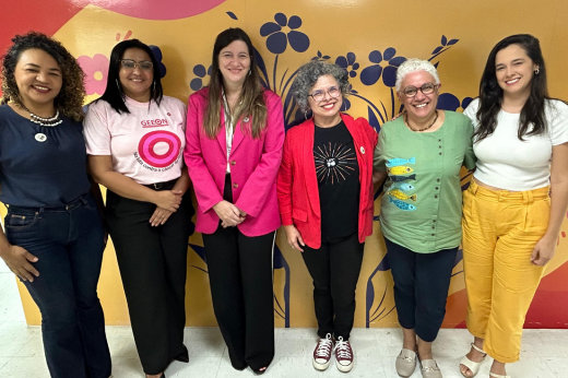 Imagem: Grupo de mulheres que participou da reunião posando para a foto