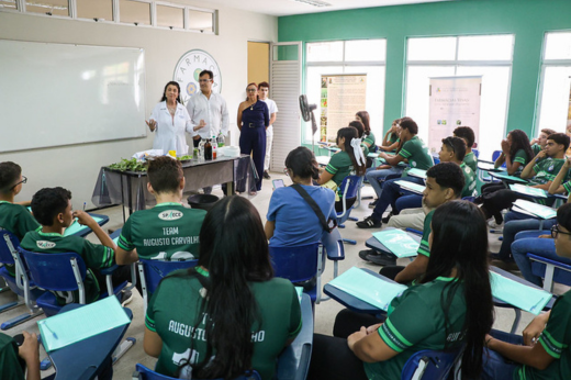 Imagem: Foto da sala de aula lotada de alunos de Ensino Médio durante a visita do reitor Custódio Almeida