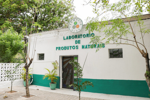 Imagem: Foto da fachada do Laboratório de Produtos Naturais da UFC