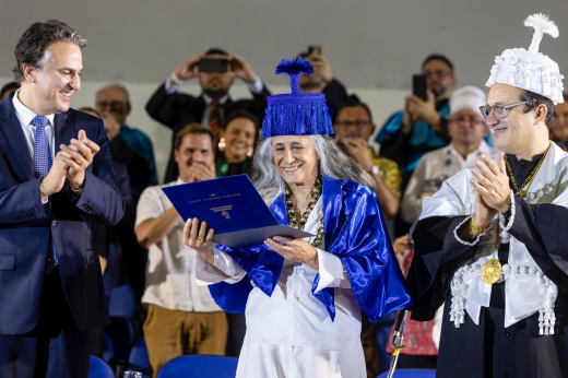 Imagem: Maria Bethânia recebendo título de Doutora Honoris Causa