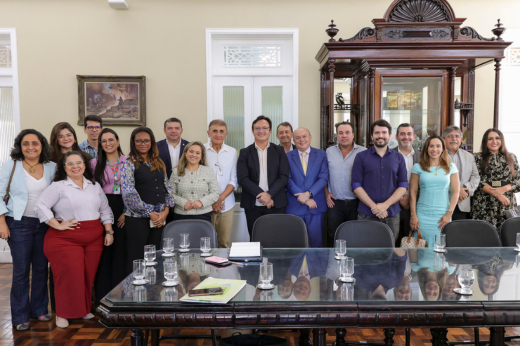 Imagem: Foto posada do reitor Custódio Almeida com a equipe do Tribunal Regional do Trabalho (TRT)