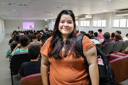 Fotografia da estudante Nhorma Kelly, no auditório do CEI.