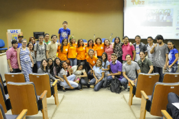 Foto: alunos e professores ligados ao TVez fazem foto em comemoração aos 10 anos do programa