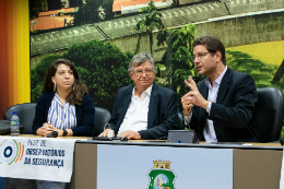 Mesa de apresentação do Relatório