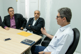 Imagem: foto dos professores sentados ao redor da mesa