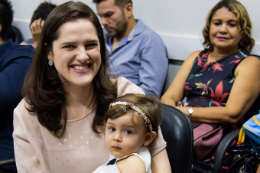 Foto da nova servidora Giovanna Riello e de sua filha Íris