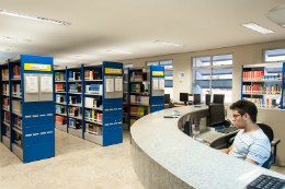 Imagem: foto da biblioteca de Quixadá, com atendente sentado atrás do balcão