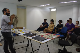 Imagem: foto de um professor falando para o público de bolsistas do projeto em uma sala de aula