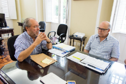 Imagem: O reitor Cândido Albuquerque discutiu o orçamento de 2020 com o pró-reitor de Planejamento e Administração, Almir Bittencourt  (Foto: Viktor Braga/UFC)