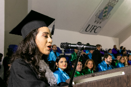 Imagem: Layla Maciel, formanda do Curso de Educação Física, foi a oradora discente da noite (Foto: Viktor Braga/UFC)