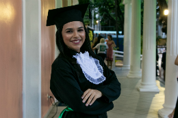 Imagem: A formanda Laíla Cândido já foi aceita em dois programas de pós-graduação da UFC (Foto: Viktor Braga/UFC)