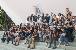 Estudantes reunidos na concha acústica da UFC (Foto: Viktor Braga/UFC)