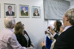 Imagem: Foto da Profª Márcia Machado sendo descerrada no gabinete da Pró-Reitoria de Extensão da UFC