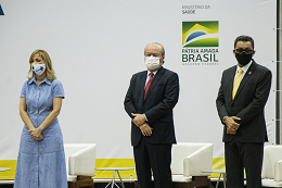 Imagem: A secretária da Gestão do Trabalho e da Educação na Saúde do Ministério da Saúde, Mayra Pinheiro; o reitor da UFC, Prof. Cândido Albuquerque; e o presidente da Associação Brasileira de Psiquiatria (ABP), Antônio Geraldo (Foto: Ribamar Neto/UFC) 