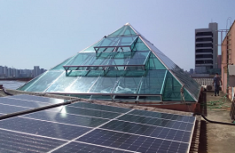 Imagem: foto de uma cúpula de vidro em forma triangular