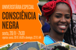 Imagem: Fundo laranja com descrição do evento na cor marrom. Ao lado, uma mulher negra de turbante vermelho sorri para a foto