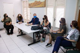 Imagem: grupo de pessoas sentadas formando um semicírculo