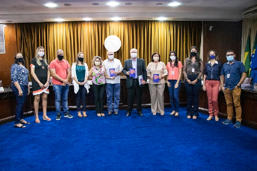 Imagem: Reitor e pró-reitores (ao centro) posam com a equipe responsável pela cartilha (Foto: Ribamar Neto/UFC)