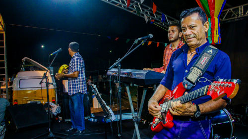 Imagem: As guitarradas de Aldo Sena encerram a noite do Corredor (Foto: Regys Lima)