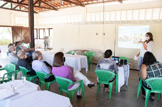 Imagem: Abrindo o encontro, a Profª Ozilea Menezes fez uma apresentação sobre as atividades do LABOMAR, destacando as muitas atividades de pesquisa, extensão, monitoramento ambiental e os recursos com os quais conta o Instituto, como a embarcação Argo Equatorial (Foto: Ribamar Neto/UFC)