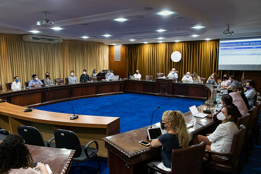 Imagem: Reitor, pró-reitores, superintendentes e secretários reúnem-se no Conselho Universitário para avaliar metas prioritárias do terceiro ano da gestão. (Foto: Viktor Braga/ UFC INFORMA)