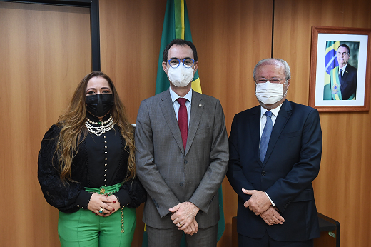 Imagem: Prof. Cândido Albuquerque, da UFC, (primeiro à dir.) assumiu a presidência da AFEBRAS, com Prof. Edson Bortoni, da UNIFEI (ao centro), como vice e Profª Ludimilla Serafim, da UFERSA, como secretária executiva. (Foto: Luis Fortes/Ascom MEC).