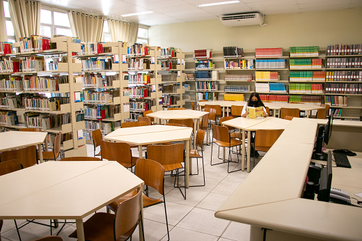 Imagem: Estudante do sexo feminino, usando máscara, estuda sozinha na biblioteca da Fundação Bradesco, em Caucaia. (Foto: Ribamar Neto/UFC Informa)