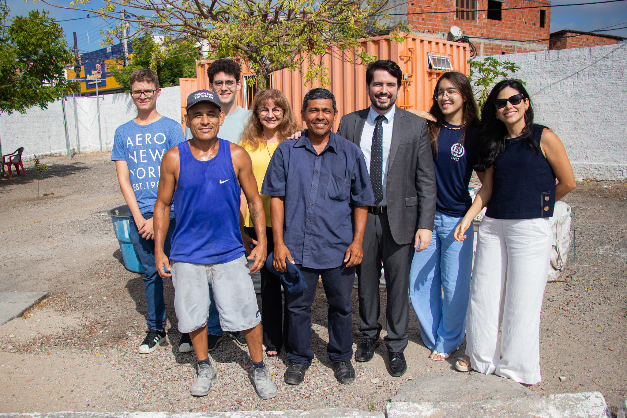 Imagem: Equipe do projeto Época posam para foto com carroceiros no Ecoponto do Vincente Pinzón. (Foto: Ribamar Neto/UFC Informa)