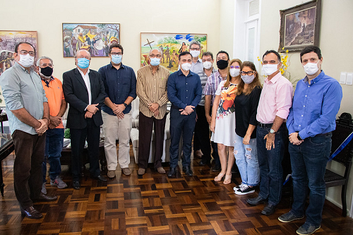 Imagem: foto de várias pessoas em pé no gabinete do reitor