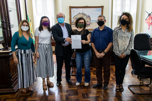 Imagem: foto da esquerda para a direita - Telma Araújo, irmã da servidora empossada, reitor Cândido Albuquerque, servidora empossa Adriana Almeida, Prof. Marcus Vinícius Machado e Luzimar Oliveira 