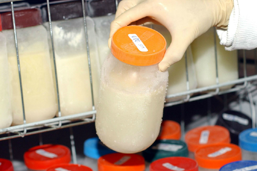 Imagem: Geladeira com frascos de leite humano