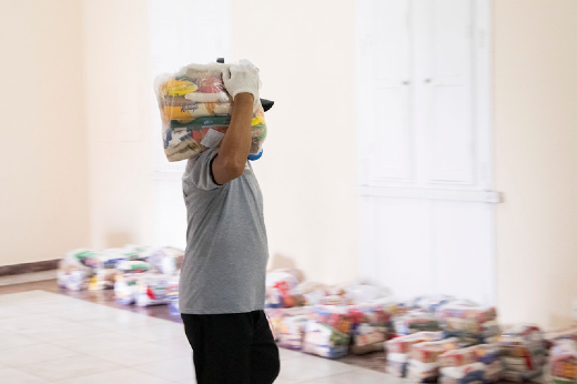 Imagem: Homem carregando cesta no ombro (Foto: Ribamar Neto/UFC)