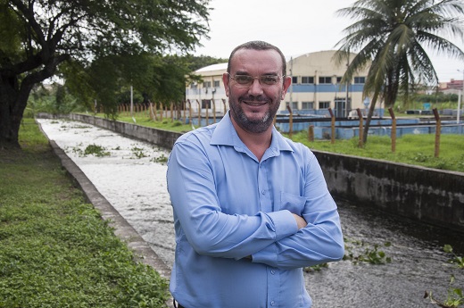 Imagem: Prof. Daniel Albieiro, que desenvolveu a máquina quando era docente do Departamento de Engenharia Agrícola da UFC (Foto: Ribamar Neto/UFC)