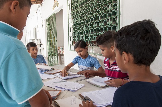 Imagem: O objetivo maior do Centro de Excelência em Políticas Educacionais é colaborar com a elaboração de políticas de aperfeiçoamento do ensino básico até o ensino superior. (Foto: Viktor Braga/UFC. Registro fotográfico feito antes da pandemia de covid-19)