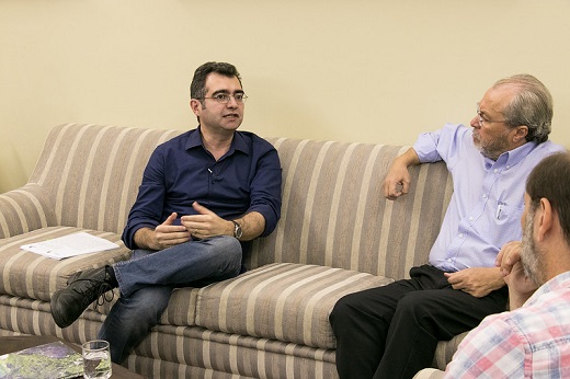 Imagem: Prof. Jorge Lira, novo diretor do Centro, ao lado do reitor Cândido Albuquerque (Foto: Viktor Braga/UFC. Registro feito em novembro de 2019, antes da pandemia)