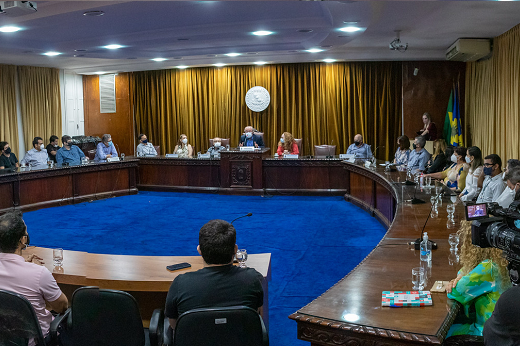 Imagem: reitor reunido com integrantes da administração superior da UFC na sala do CONSUNI