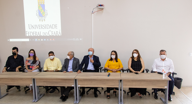 Imagem: Da esquerda para a direita: Prof. Alberto Sampaio (vice-diretor do Campus), Mônica Coelho (assistente social da PRAE, representando a pró-reitora, Geovana Cartaxo), Bruno Francisco (presidente da Câmara Municipal de Itapajé), Prof. Glauco Lobo (vice-reitor da UFC), Prof. Cândido Albuquerque (Reitor da UFC), Gorete Caetano (prefeita de Itapajé), Profª Ana Paula de Medeiros (pró-reitora de Graduação) e Prof. Márcio Veras (diretor do Campus) (Foto: Viktor Braga/UFC)