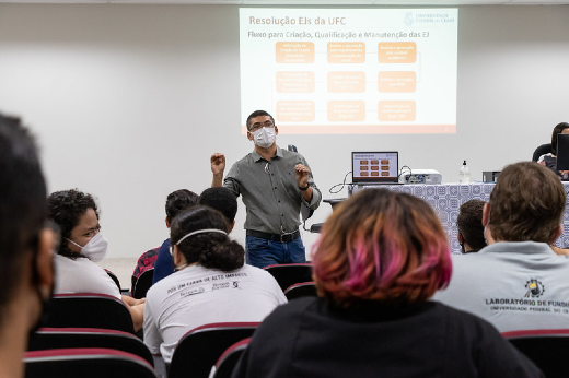 Imagem: Prof. Alysson Amorim fala aos presentes na reunião