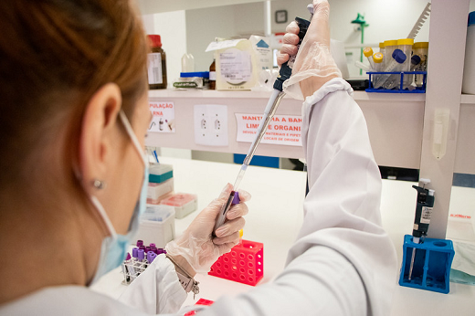 Imagem: Pesquisadora manipula equipamento em bancada de laboratório (Foto: Ribamar Neto/UFC)