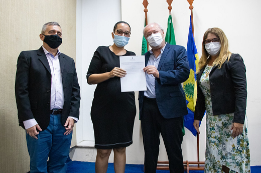 Imagem: O reitor Cândido Albuquerque deu posse aos novos servidores ao lado do pró-reitor da PROGEP, Prof. Marcus Vinícius Machado (à esq.), e da pró-reitora adjunta, Telma Araújo (Foto: Ribamar Neto/UFC)