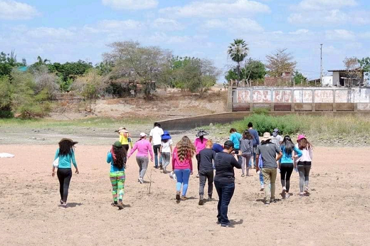 Imagem:Os estudantes fizeram o levantamento da fauna e da flora, do solo, do clima, da questão das ondas, das marés e das atividades sociais e econômicas que já existem na região, como turismo (Foto: Acervo do Curso de Ciências Ambientais da UFC)