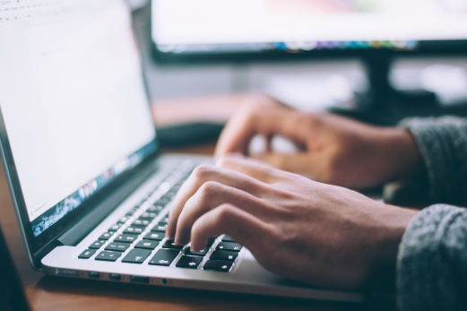 Imagem: Mãos sobre teclado de computador