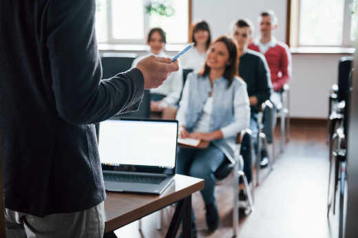 Imagem: docente em sala de aula