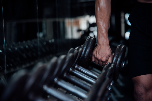 Imagem: Homem realizando exercício de musculação 