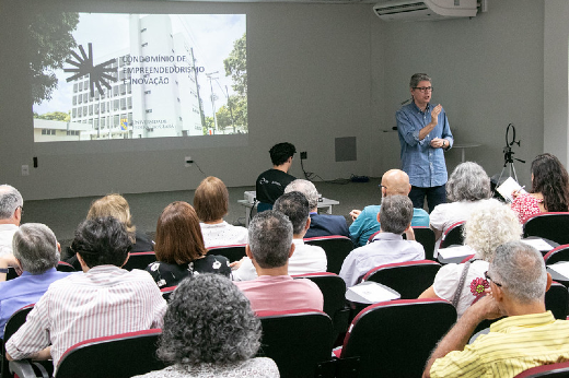 Imagem: O pró-reitor da PROINTER, Prof. Augusto Albuquerque, destacou o potencial de parcerias entre a academia e a indústria (Foto: Ribamar Neto/UFC)